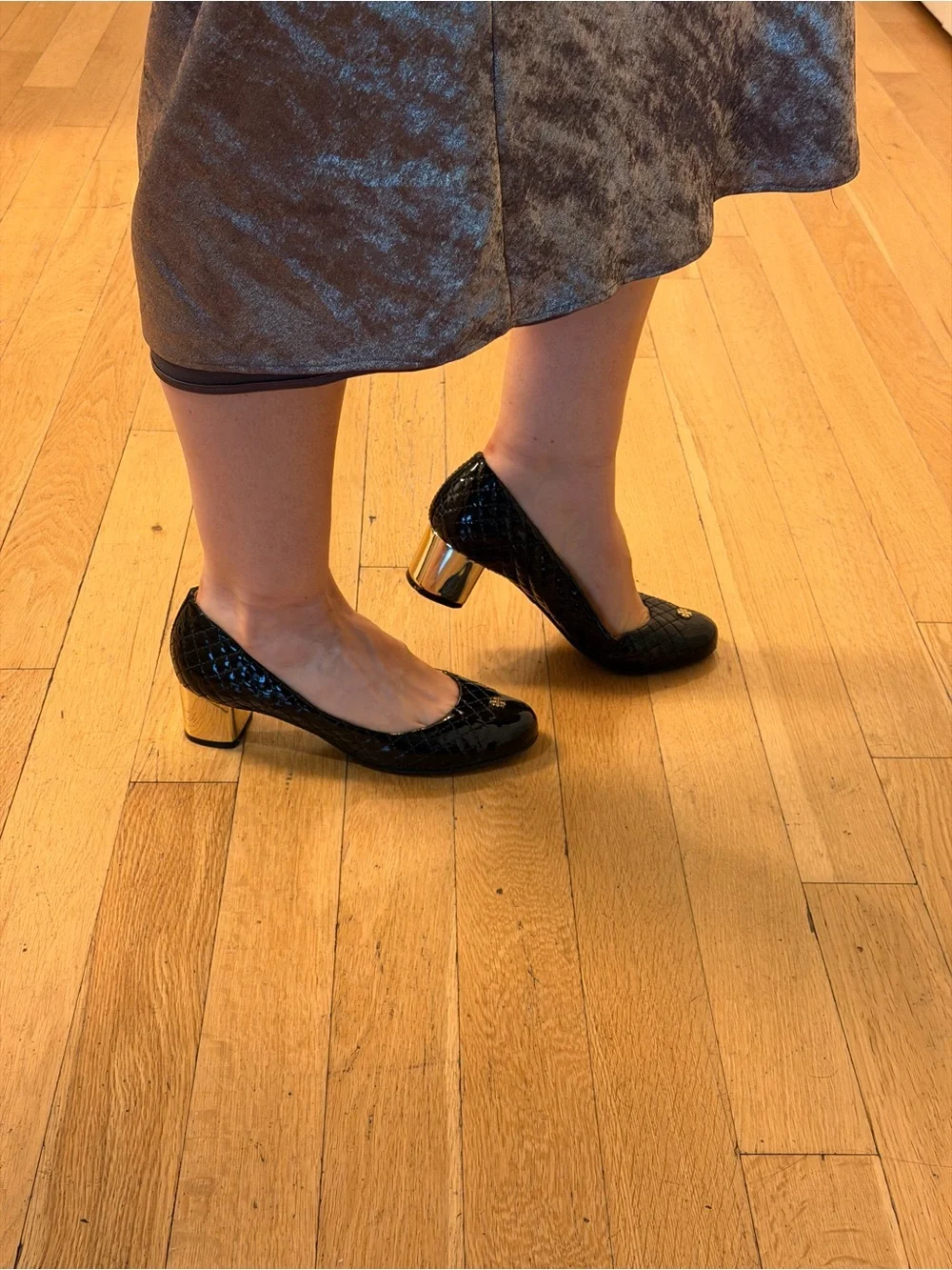 Tory Burch Black Patent Quilted Pumps with Gold Block Heel - Picture 2 of 4